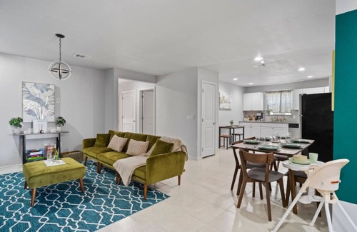 Southside House | Vibrant 4bd, 2ba near Lackland