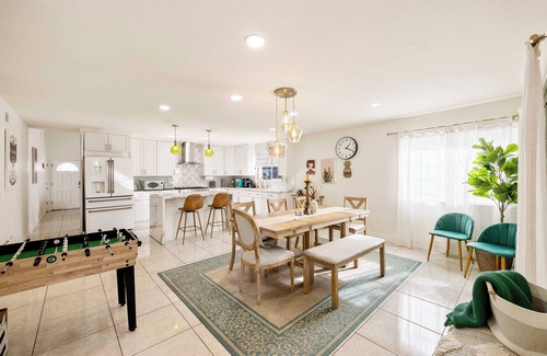 City of Industry House | Vibrant 5BR/2BA Ranch Home w/Poo & Hot Tub l King Bed 2000 Sqft -Disneyland!