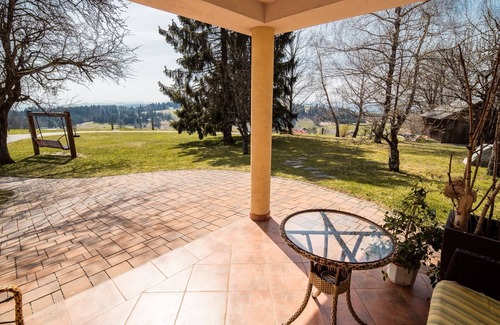 Ivancna Gorica House | Vibrant and Elegant Residence with Hot-Tub - Two Bedroom Holiday Home with Hot-Tub