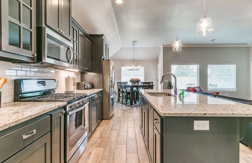 Edmond House | Vibrant and Fun in Cul De Sac