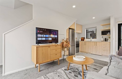Te Atatu Peninsula House | Vibrant and Homey Townhouse