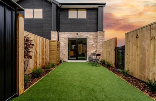 Te Atatu Peninsula House | Vibrant and Homey Townhouse