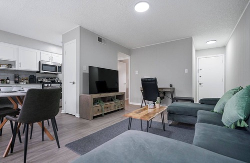 Pemberton Heights Apartment | Vibrant Austin Escape: - Mins to UT - Mins to DT - King Bed - Balcony