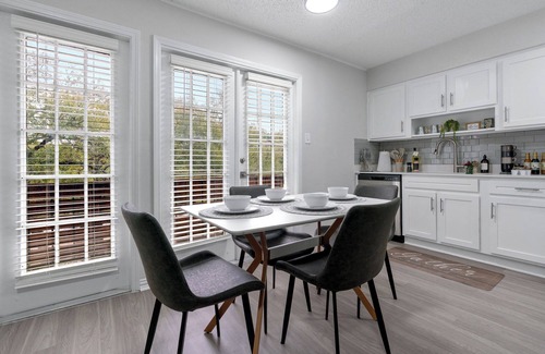 Pemberton Heights Apartment | Vibrant Austin Escape: - Mins to UT - Mins to DT - King Bed - Balcony