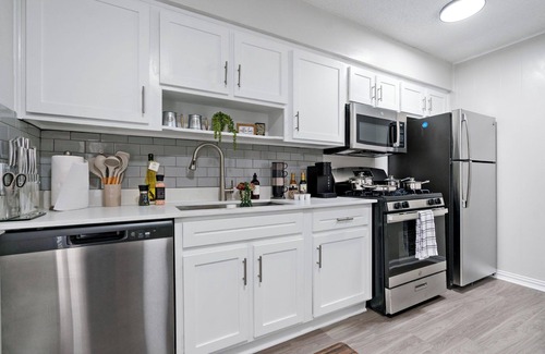 Pemberton Heights Apartment | Vibrant Austin Escape: - Mins to UT - Mins to DT - King Bed - Balcony