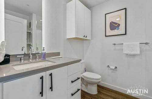 East Cesar Chavez Apartment | Vibrant Austin Studio Balcony plus Parking and Wi-Fi