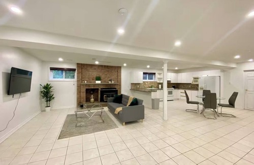 Richmond Hill House | Vibrant City Retreat