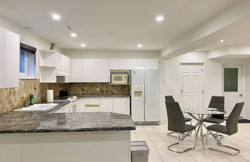 Richmond Hill House | Vibrant City Retreat