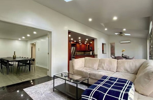 Richmond Hill House | Vibrant City Retreat