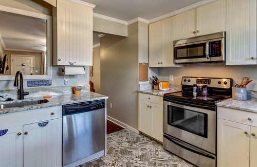 Dixon Park Condo | Vibrant, Colorful Condo Building With Backyard Firepit and Games
