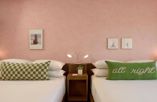 Red River Cultural District Hotel | Vibrant Downtown Room w/Resort-Style Pool & Pet-Friendly Rooms - Near UT Austin