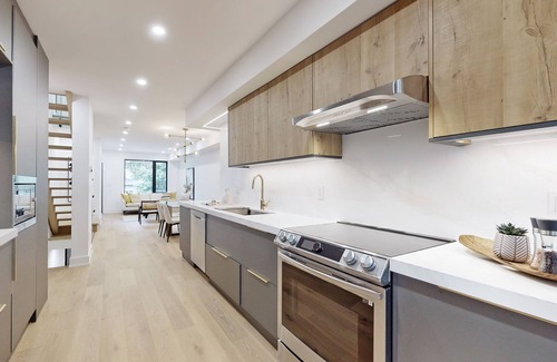 Woodbine Heights House | Vibrant Dunforth Haven!