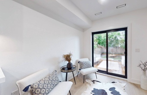 Woodbine Heights House | Vibrant Dunforth Haven!