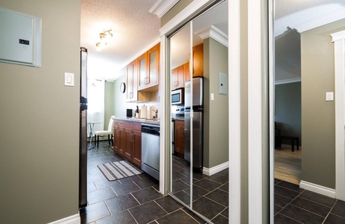 North Central Edmonton Apartment | Vibrant Escapade Bright and spacious one bedroom min to NAIT Great for students