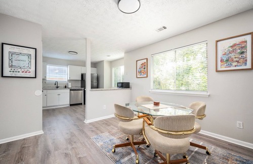Decatur House | Vibrant Family Retreat~Sleeps 6~Games & Books