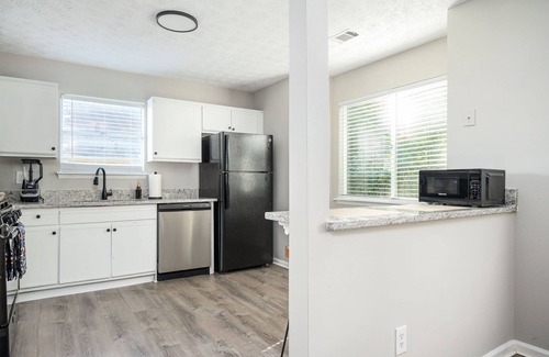 Decatur House | Vibrant Family Retreat~Sleeps 6~Games & Books
