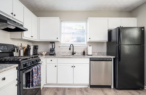 Decatur House | Vibrant Family Retreat~Sleeps 6~Games & Books