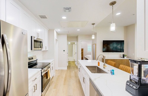 Tucson Condo | Vibrant first-floor condo with pool/hot tub, right on the bike path