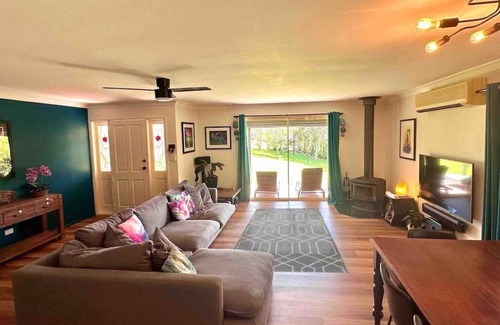 Burringbar House | Vibrant Home on Beautiful Acreage!