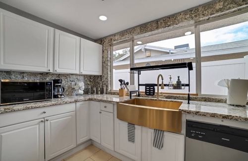 Las Vegas House | Vibrant In Vegas - 4 Bd With Shimmering Pool! 4 Bedroom Home by RedAwning