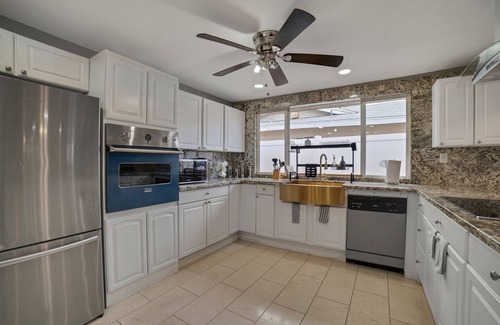Las Vegas House | Vibrant In Vegas - 4 Bd With Shimmering Pool! 4 Bedroom Home by RedAwning
