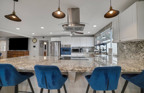 Las Vegas House | Vibrant In Vegas - 4 Bd With Shimmering Pool! 4 Bedroom Home by RedAwning