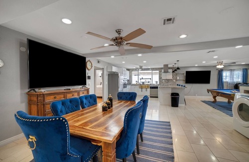 Las Vegas House | Vibrant In Vegas - 4 Bd With Shimmering Pool! 4 Bedroom Home by RedAwning