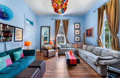 Southtown House | Vibrant Location Artistic Home Downtown King Bed