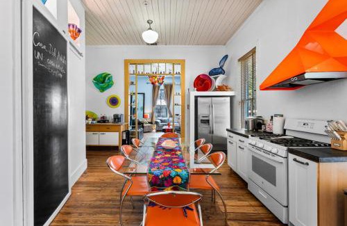 Southtown House | Vibrant Location Artistic Home Downtown King Bed