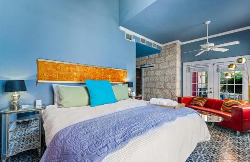 Southtown House | Vibrant Location Artistic Home Downtown King Bed