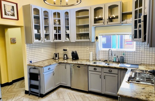Florence House | Vibrant Mid-Century Modern Home in Downtown Florence