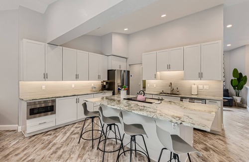 South Pinellas Community Council House | Vibrant Mid-Modern Pool Home. Centrally located near Madeira Beach and DTSP