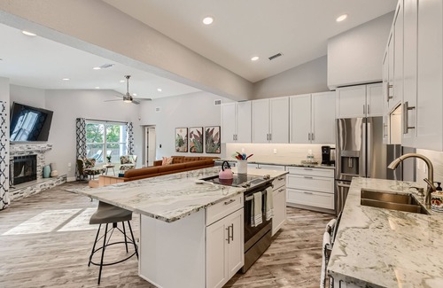 South Pinellas Community Council House | Vibrant Mid-Modern Pool Home. Centrally located near Madeira Beach and DTSP