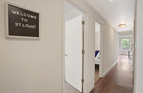 DeBaliviere Place Apartment | Vibrant Pad next to ForestPark/BJC/WashU