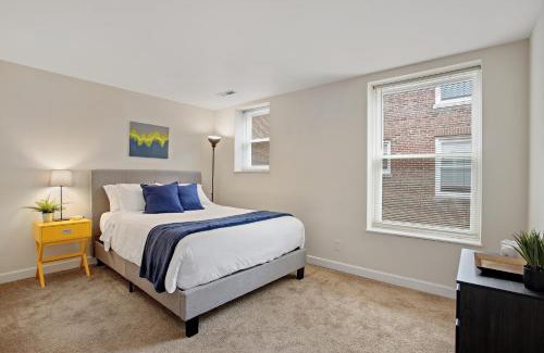 DeBaliviere Place Apartment | Vibrant Pad next to ForestPark/BJC/WashU