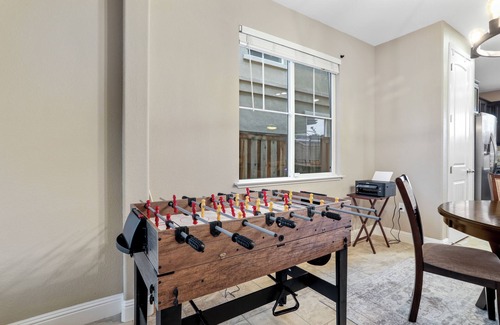 Pittsburg House | Vibrant & Peaceful 7-BR Adobe-Inspired Home
