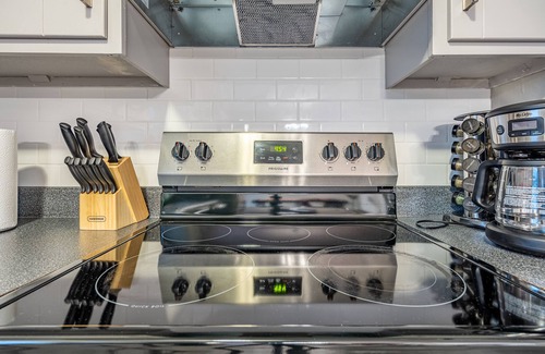 Jefferson Park Apartment | Vibrant & peaceful home in Atlanta with Pool Table by Deity Villas