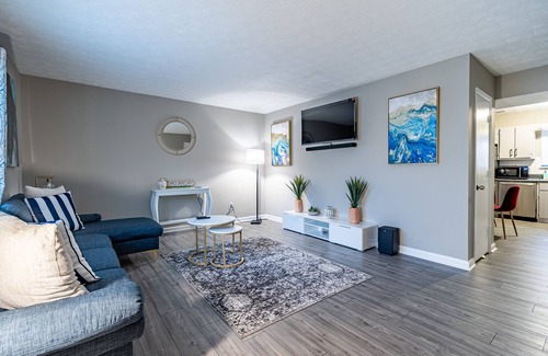 Jefferson Park Apartment | Vibrant & peaceful home in Atlanta with Pool Table by Deity Villas