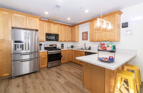 Redlands House | Vibrant Redlands Home 1 Block to Univ,12min to NOS, Fire Pit, BBQ, Near Downtown