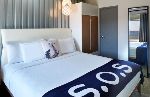 Fisherman's Wharf Hotel | Vibrant Room Close to Wharf, Pier 39 & Tours | Perfect for Romantic Couple Stay
