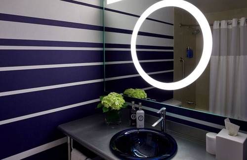Fisherman's Wharf Hotel | Vibrant Room Close to Wharf, Pier 39 & Tours | Perfect for Romantic Couple Stay
