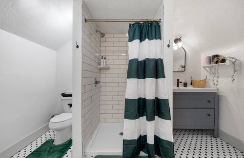 Rosedale Apartment | Vibrant SPACIOUS Group Rendezvous