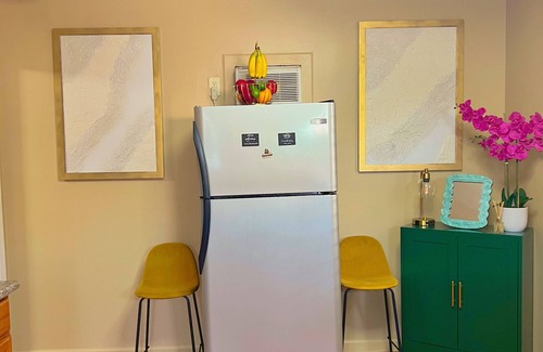 Saint Anthony Apartment | Vibrant Studio, WiFi, Free Park- Walk to UNO, 2mi to city park, 4mi FrenchMarket