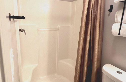 Saint Anthony Apartment | Vibrant Studio, WiFi, Free Park- Walk to UNO, 2mi to city park, 4mi FrenchMarket