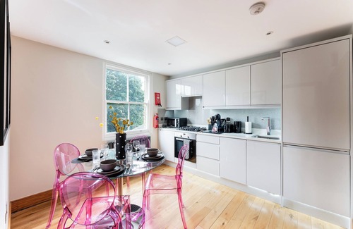 East Walworth House | Vibrant Urban Escape, Family Friendly - Sleeps 8!