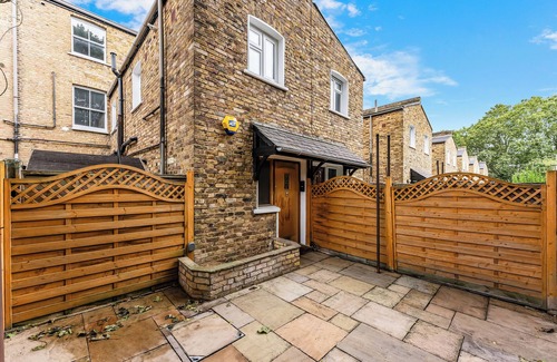 East Walworth House | Vibrant Urban Escape, Family Friendly - Sleeps 8!
