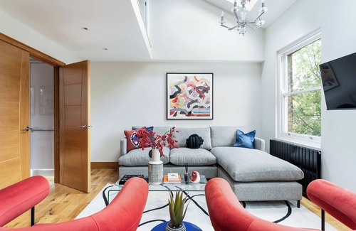 East Walworth House | Vibrant Urban Escape, Family Friendly - Sleeps 8!