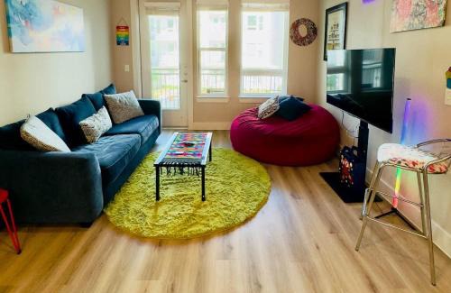 McNeil Apartment | Vibrant