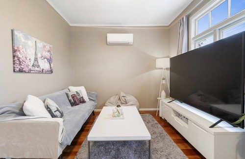 Featherston House | Vibrant Villa - Featherston Holiday Home