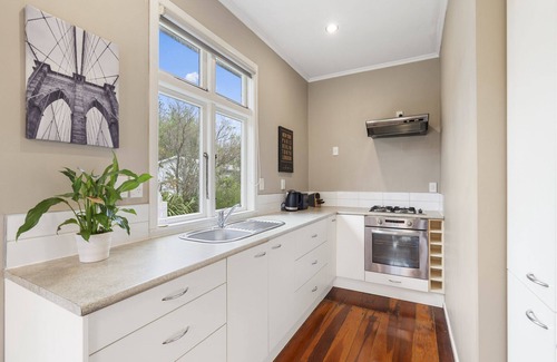 Featherston House | Vibrant Villa - Featherston Holiday Home